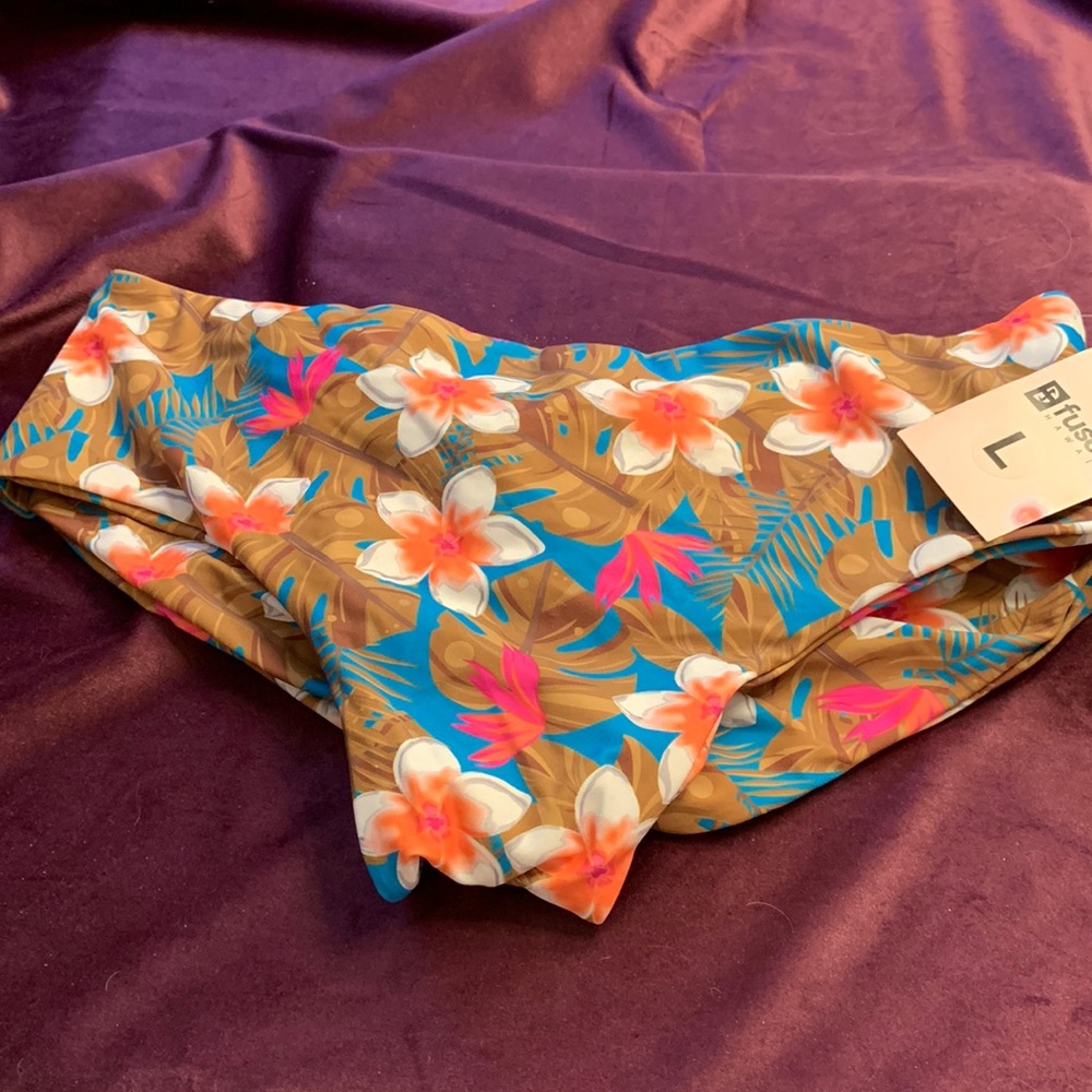 Fused large Kona bottoms nwt plumeria print